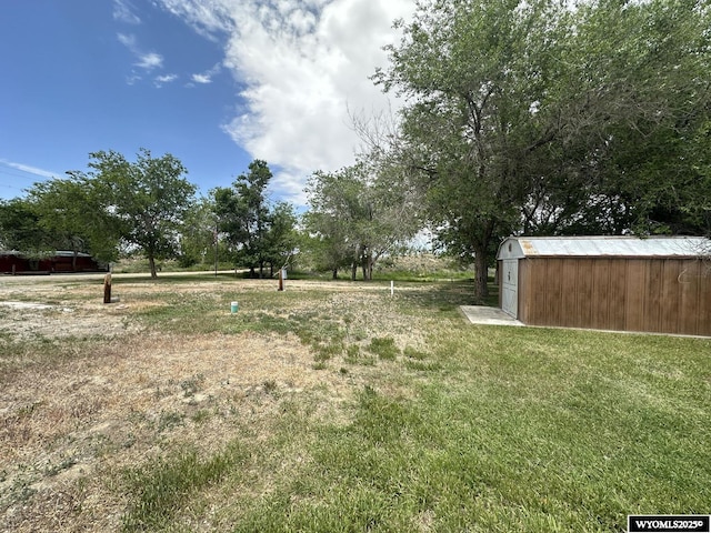 view of yard featuring an outdoor structure and a shed