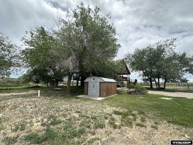 view of yard with an outdoor structure and a shed