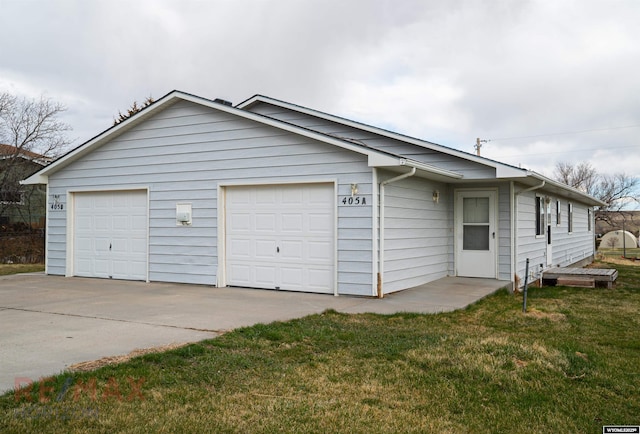 view of front of house featuring a front lawn and concrete driveway