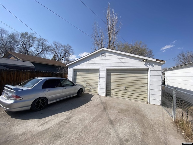 1011 E Lincoln Ave, Riverton, WY 82501 - detached garage with fence