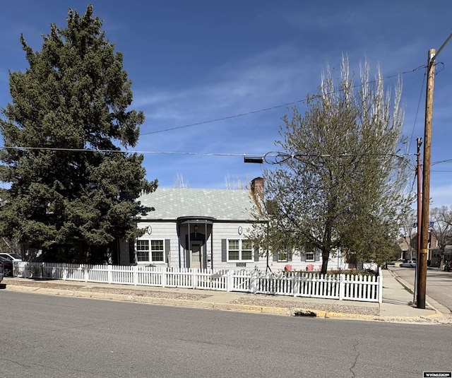 716 B St, Rock Springs, WY 82901 - view of front facade featuring a fenced front yard and a chimney