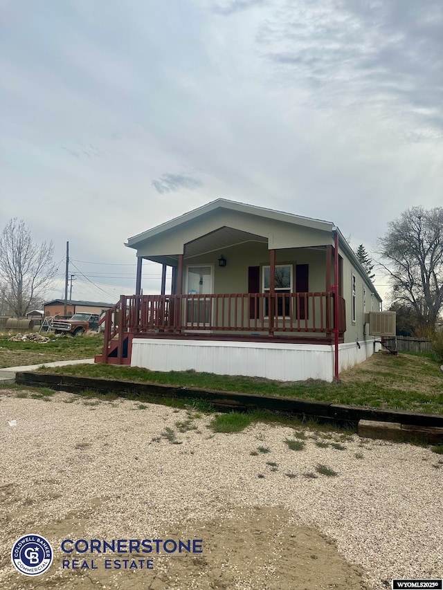 manufactured / mobile home featuring a porch