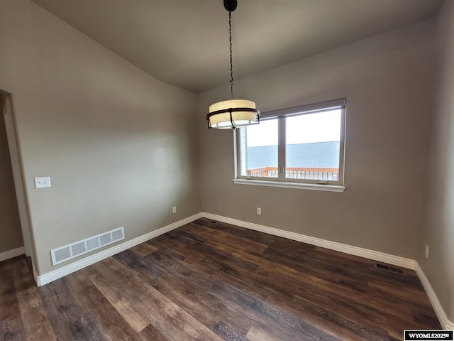 spare room featuring visible vents, a chandelier, and baseboards