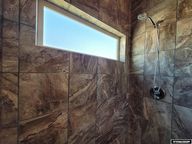 details with a tile shower