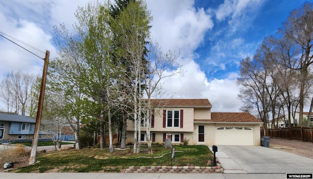 view of front of home featuring fence, a front lawn, brick siding, a garage, and driveway
