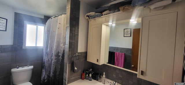 bathroom featuring toilet, tile walls, decorative backsplash, and a shower with shower curtain