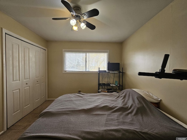 carpeted bedroom featuring a ceiling fan, baseboards, and a closet
