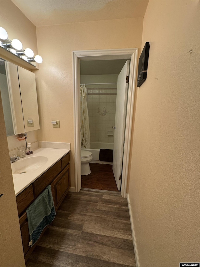 104 Brinton Rd, Lyman, WY 82937 - full bathroom featuring wood finished floors, toilet, vanity, shower / bath combo, and baseboards