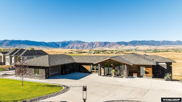 88 Turnberry Dr, Sheridan, WY 82801 - view of front of house featuring curved driveway, a mountain view, and a front yard