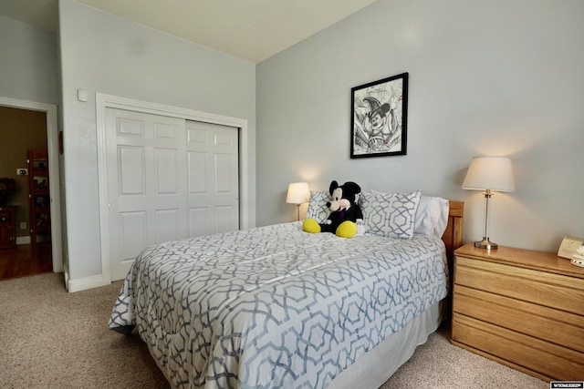 bedroom featuring carpet floors, baseboards, and a closet