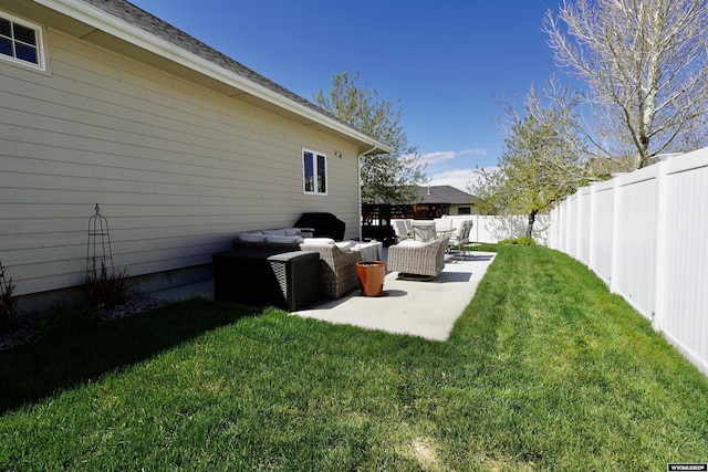 view of yard featuring a patio, a fenced backyard, and outdoor lounge area