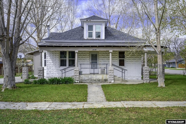 602 S 6th St, Basin, WY 82410 - bungalow featuring covered porch, a shingled roof, and a front lawn