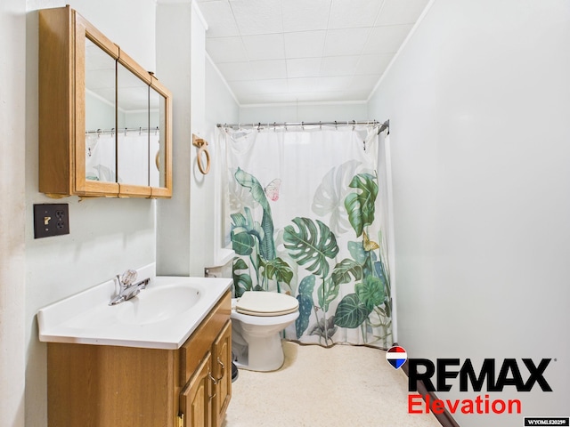 602 S 6th St, Basin, WY 82410 - full bath with crown molding, toilet, a shower with curtain, and vanity