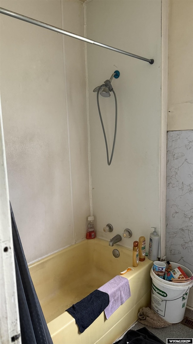 bathroom with bathtub / shower combination