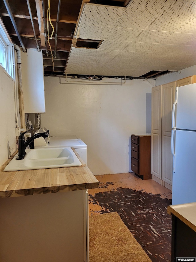 1001 Country Club Rd, Casper, WY 82609 - washroom with a sink