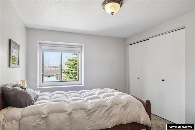 147 Apache Dr, Evanston, WY 82930 - bedroom featuring a closet, carpet, and a textured ceiling