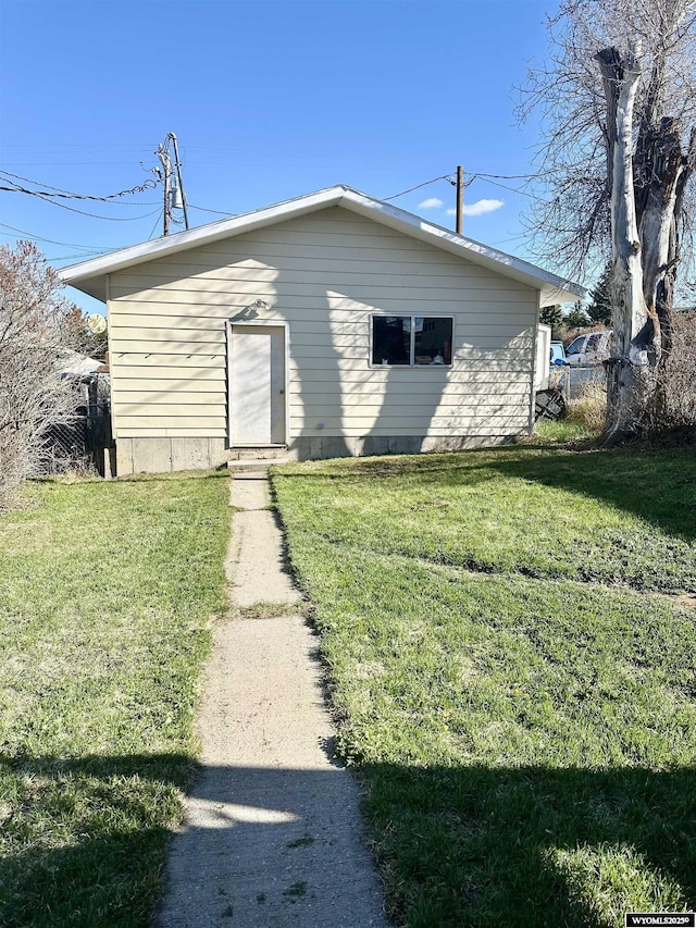 view of front of home featuring a front yard