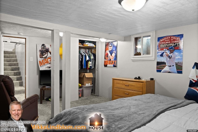 bedroom featuring carpet floors, a textured ceiling, and a closet