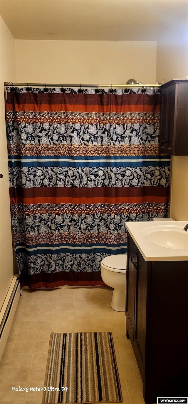 1630 De Smet Ave, Sheridan, WY 82801 - full bath with a baseboard heating unit, toilet, vanity, and curtained shower