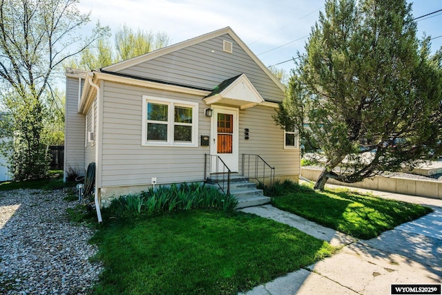 223 S Thurmond St, Sheridan, WY 82801 - bungalow-style home featuring a front lawn