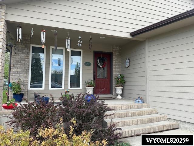 property entrance featuring a porch