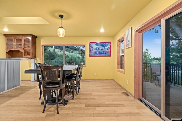 dining room featuring light wood-type flooring, recessed lighting, and baseboards