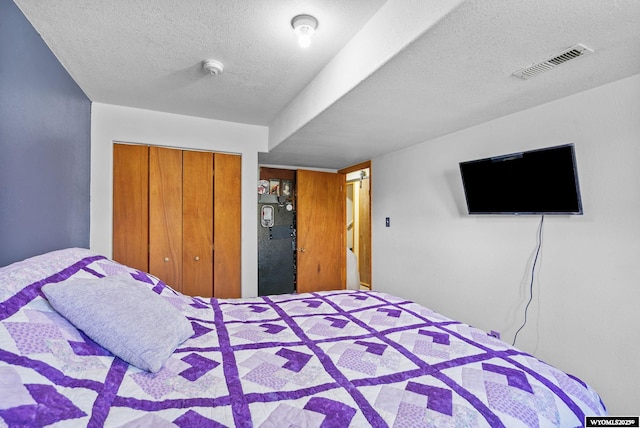 104 Canyon Hollow Dr, Evanston, WY 82930 - bedroom with a closet and a textured ceiling