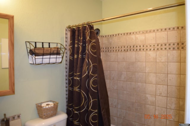 full bath featuring toilet and shower / bath combination with curtain