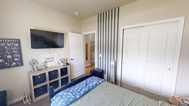bedroom featuring baseboards and a closet