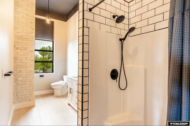 1030 N Main St, Sheridan, WY 82801 - full bath featuring a shower with shower curtain, toilet, baseboards, and vanity