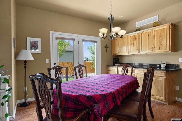 dining area with a chandelier, light wood-style flooring, baseboards, and recessed lighting