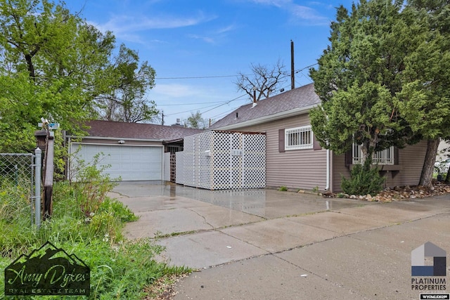 718 E 5th St, Casper, WY 82601 - garage with driveway
