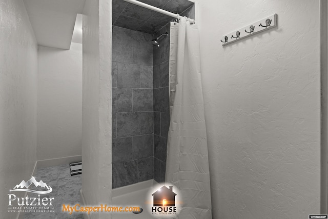 bathroom featuring a shower with shower curtain