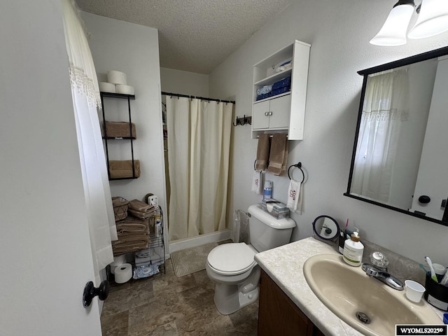 315 Summit Dr, Riverton, WY 82501 - bathroom featuring vanity, toilet, shower / bath combo with shower curtain, and a textured ceiling