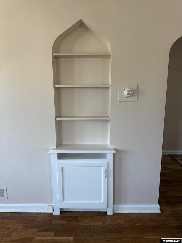 101 9th, Sinclair, WY 82334 - detailed view of arched walkways, wood finished floors, and baseboards