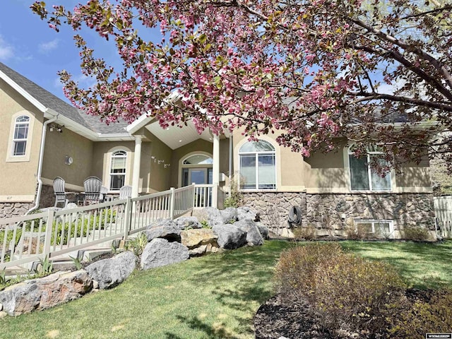 617 Lucille Cir, Evanston, WY 82930 - view of front of home with stucco siding, stone siding, and a front yard