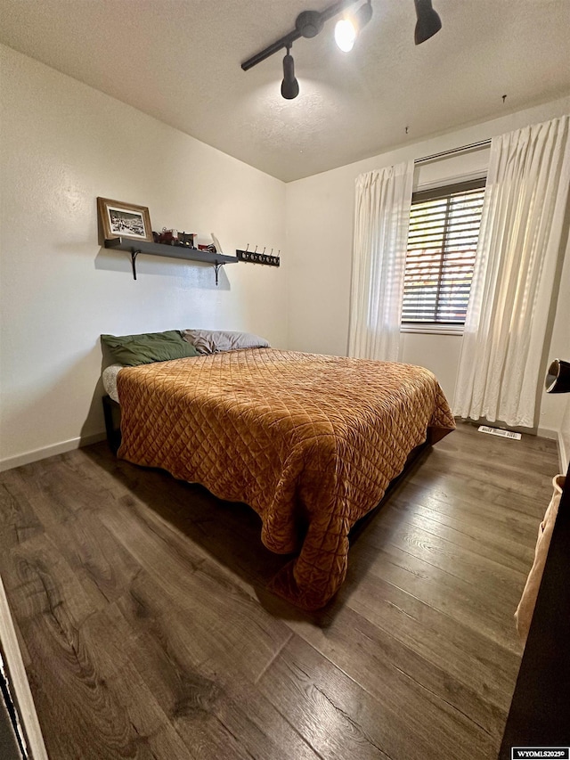 1595 S Riverbend Dr, Green River, WY 82935 - bedroom featuring wood-type flooring, a textured ceiling, baseboards, and a ceiling fan