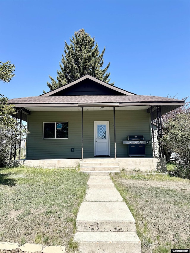 401 Quartz St, Kemmerer, WY 83101 - bungalow featuring a porch, a front yard, and roof with shingles