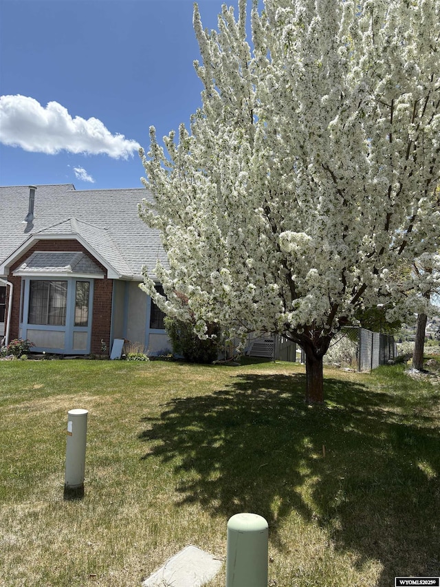 221 Rimrock Dr, Evanston, WY 82930 - view of front of home featuring a front lawn and roof with shingles