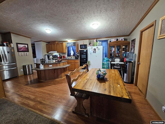 212 Vero Ln, Buffalo, WY 82834 - dining area with crown molding, dark wood finished floors, and a textured ceiling