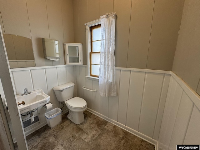402 S 7th St E, Riverton, WY 82501 - half bath featuring a decorative wall, toilet, and wainscoting