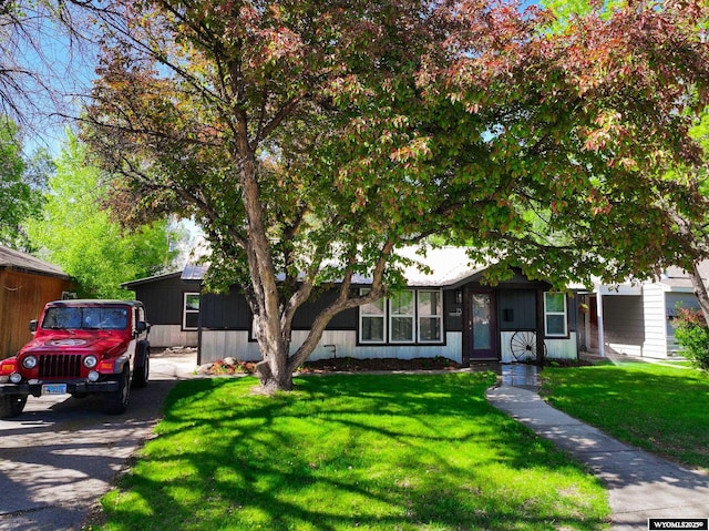 737 Cascade St, Lander, WY 82520 - view of front of house with a front yard