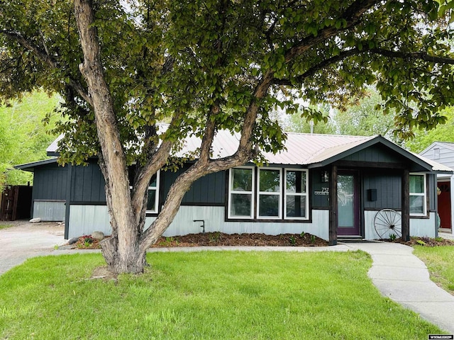 737 Cascade St, Lander, WY 82520 - view of front of house featuring a front lawn