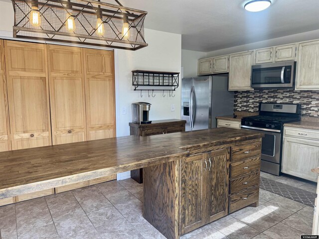 2318 Inverness Blvd, Rawlins, WY 82301 - kitchen featuring stainless steel appliances, dark countertops, backsplash, and pendant lighting