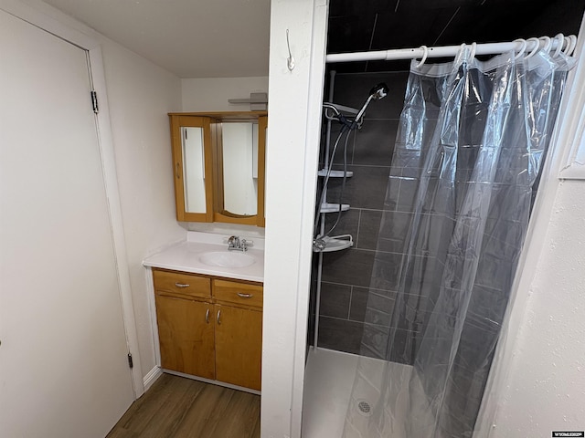 808 E Adams Ave, Riverton, WY 82501 - bathroom with vanity, wood finished floors, and tiled shower