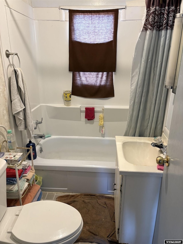 808 E Adams Ave, Riverton, WY 82501 - full bathroom with toilet, vanity, and shower / bath combo with shower curtain