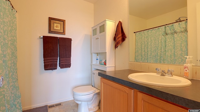1141 Meadow Ln, Douglas, WY 82633 - full bath with vanity, toilet, tile patterned flooring, curtained shower, and baseboards