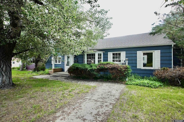 1339 S Mitchell St, Casper, WY 82601 - view of front facade featuring a shingled roof and a front lawn