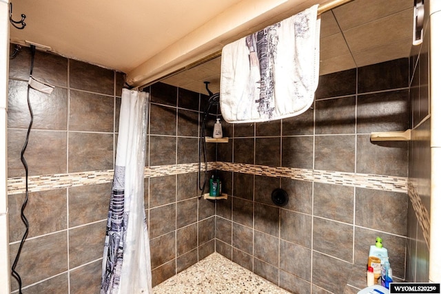 1534 Spaulding St, Sheridan, WY 82801 - bathroom with a tile shower