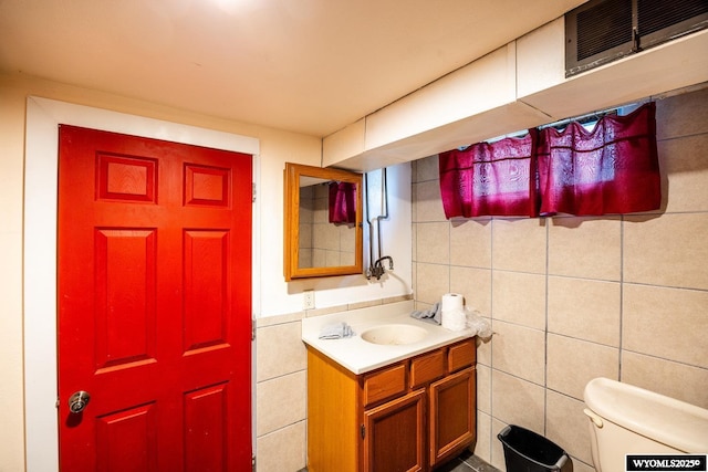 1534 Spaulding St, Sheridan, WY 82801 - half bathroom featuring vanity and tile walls